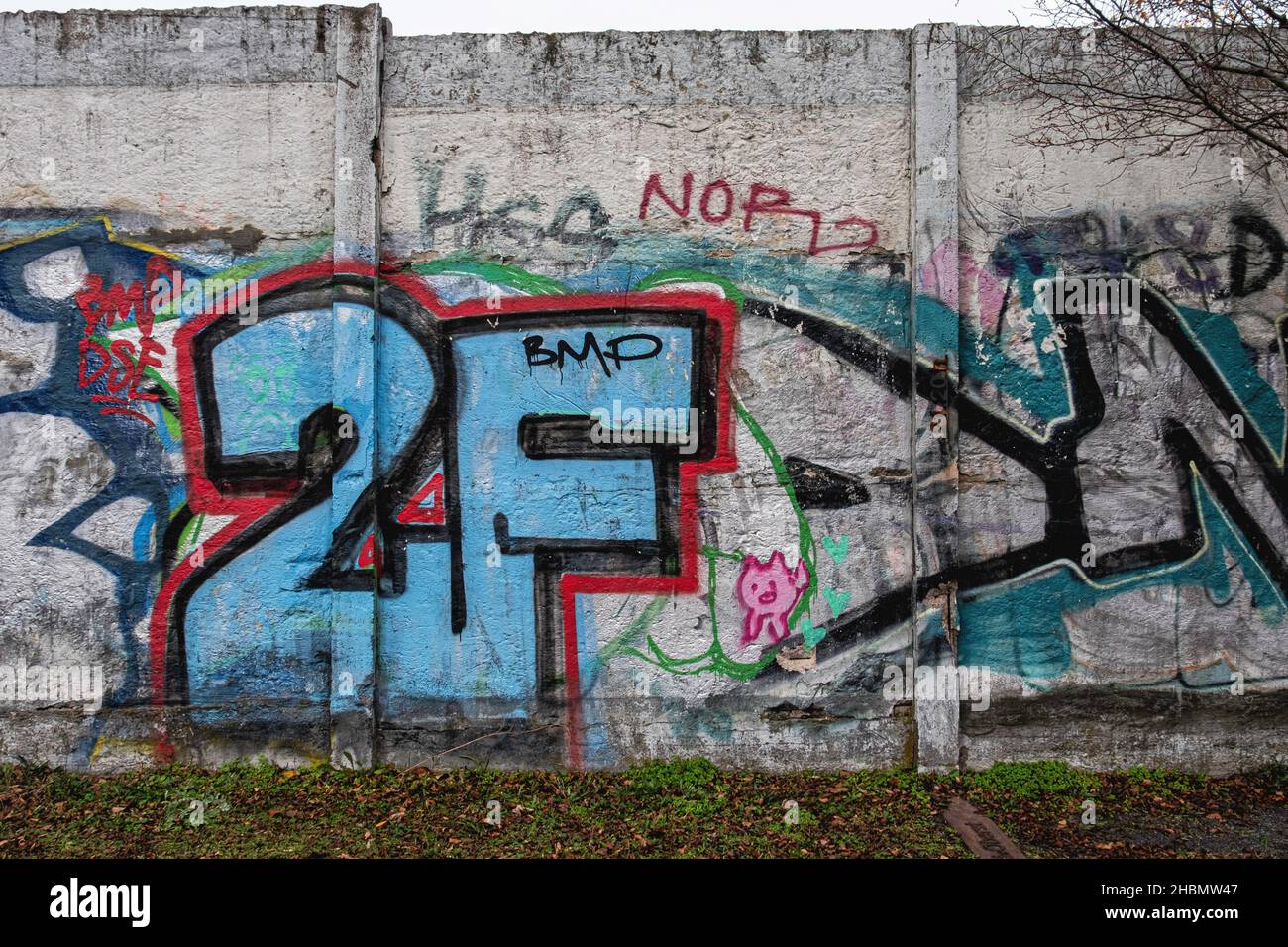 Platz des 9.Novembre 1989, exposition en plein air sur le site de l'ancien point de contrôle du mur de Berlin à l'extrémité est du pont Bornholmer, Prenzlauer Berg, Berlin Banque D'Images