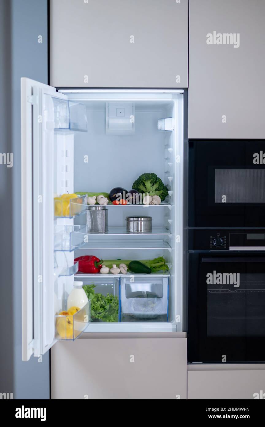 Photo du réfrigérateur avec les aliments à l'intérieur Banque D'Images