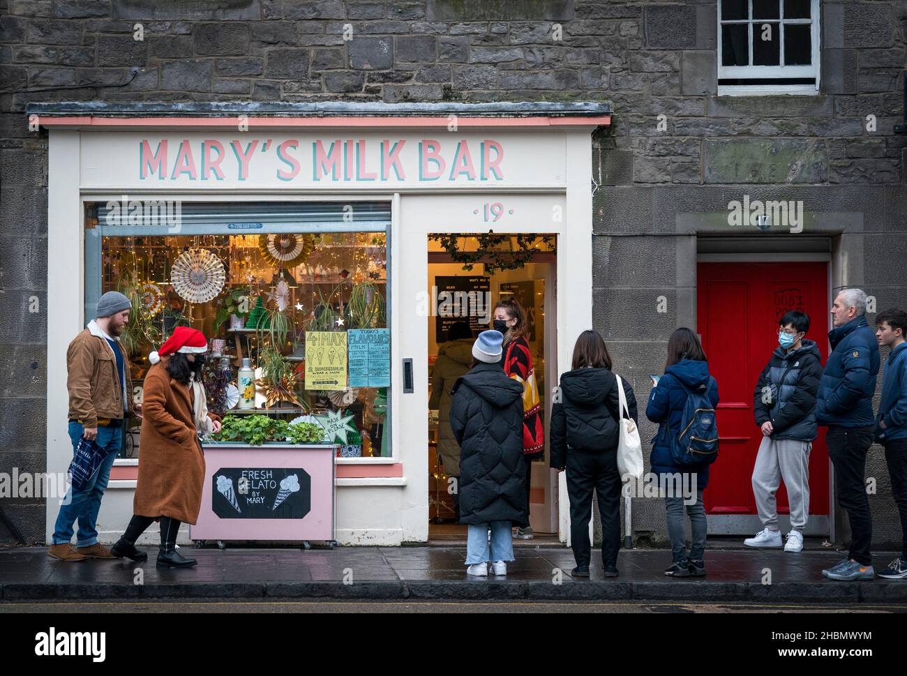 Les membres de la file publique font la queue devant le magasin de crème glacée Mary's Milkbar à Édimbourg, alors que le gouvernement a refusé d'exclure l'introduction de nouvelles restrictions visant à ralentir la propagation de la variante Omicron du coronavirus.Date de la photo: Lundi 20 décembre 2021. Banque D'Images