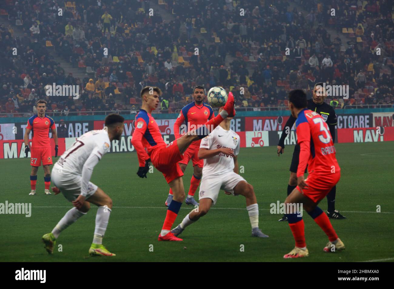 BUCAREST, ROUMANIE - 15 décembre 2021: Match de football entre FCSB et Rapid 1923 sur l'arène nationale dans la Ligue 1. Banque D'Images