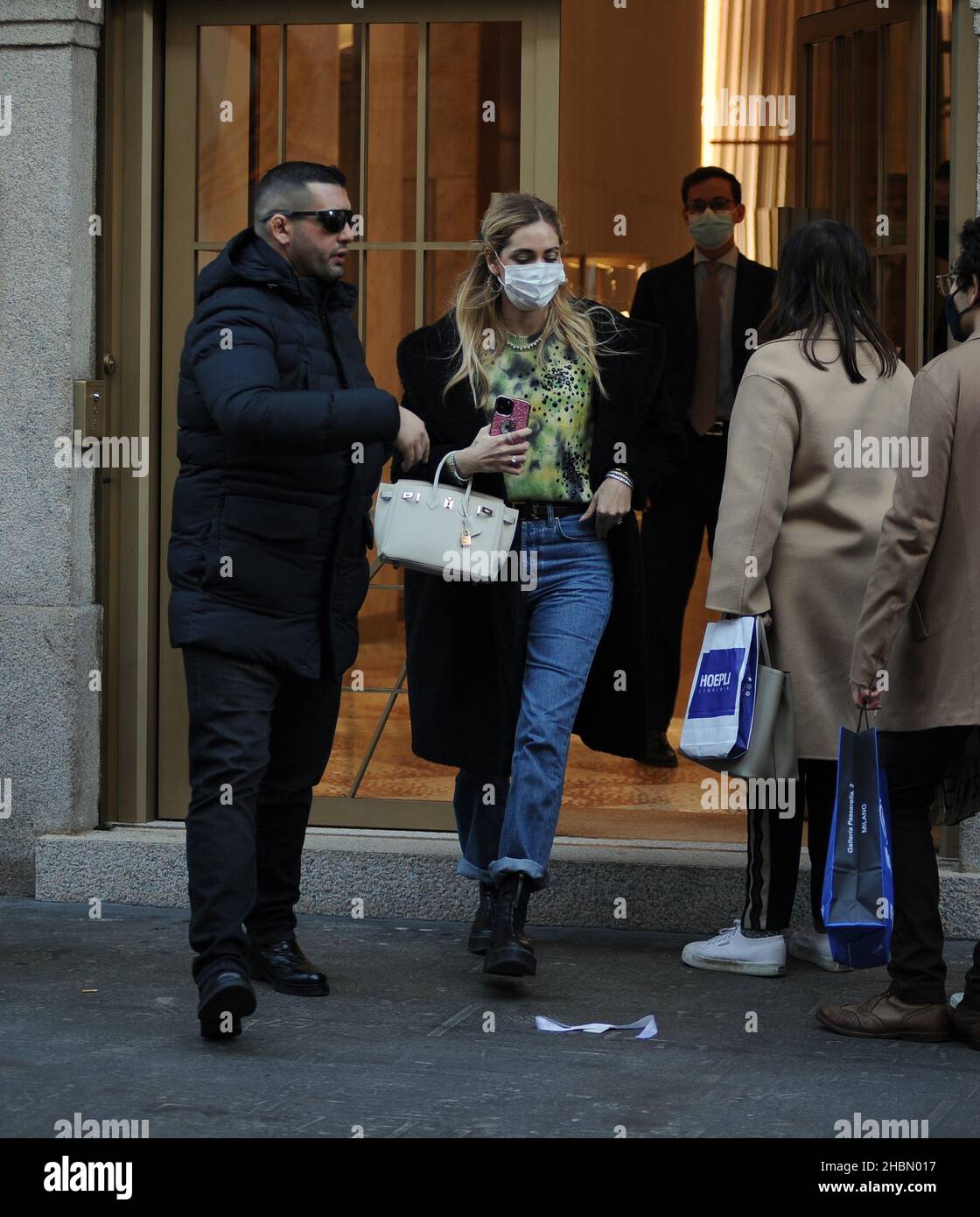 Milan, .20th décembre 2021.Milan, 20-12-2021 Chiara Ferragni arrive au  centre et entre dans la prestigieuse boutique de bijoux de via  Montenapoleone à 'Cartier' pour acheter un cadeau de Noël pour sa  mère.Crédit :