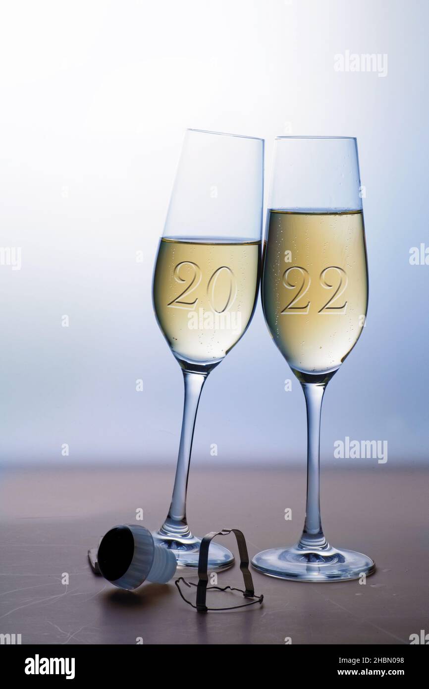 Deux verres à champagne avec toasting, love and Holiday concept du nouvel an 2022, fond gris bleu avec espace copie, mise au point sélectionnée Banque D'Images