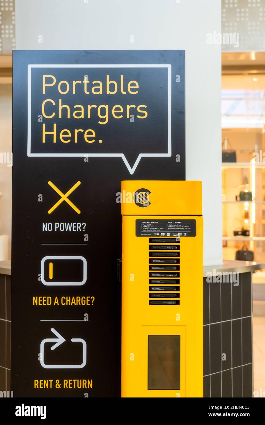 Machine libre-service pour la location de chargeurs portables dans le centre commercial Yorkdale qui est l'un des plus grands et des plus chers du pays.Déc20, Banque D'Images