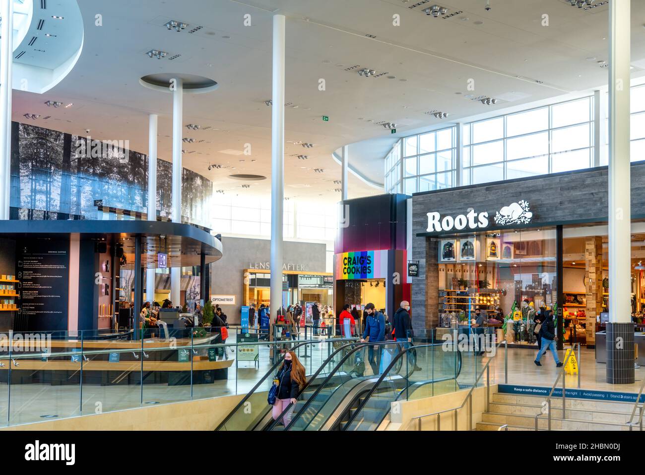 Grand angle montrant un magasin Roots et les escaliers mécaniques dans le centre commercial Yorkdale, qui est l'un des plus grands et des plus chers du pays.Dec2 Banque D'Images
