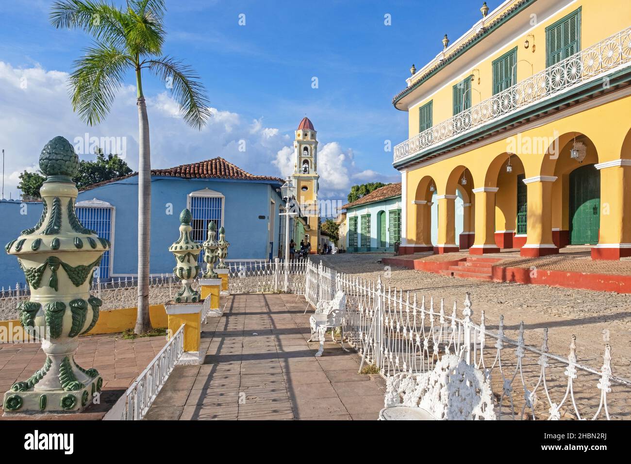 Plaza Mayor et clocher de l'église et ancien monastère / musée Iglesia y Convento de San Francisco dans la ville Trinidad, Sancti Spíritus, Cuba Banque D'Images