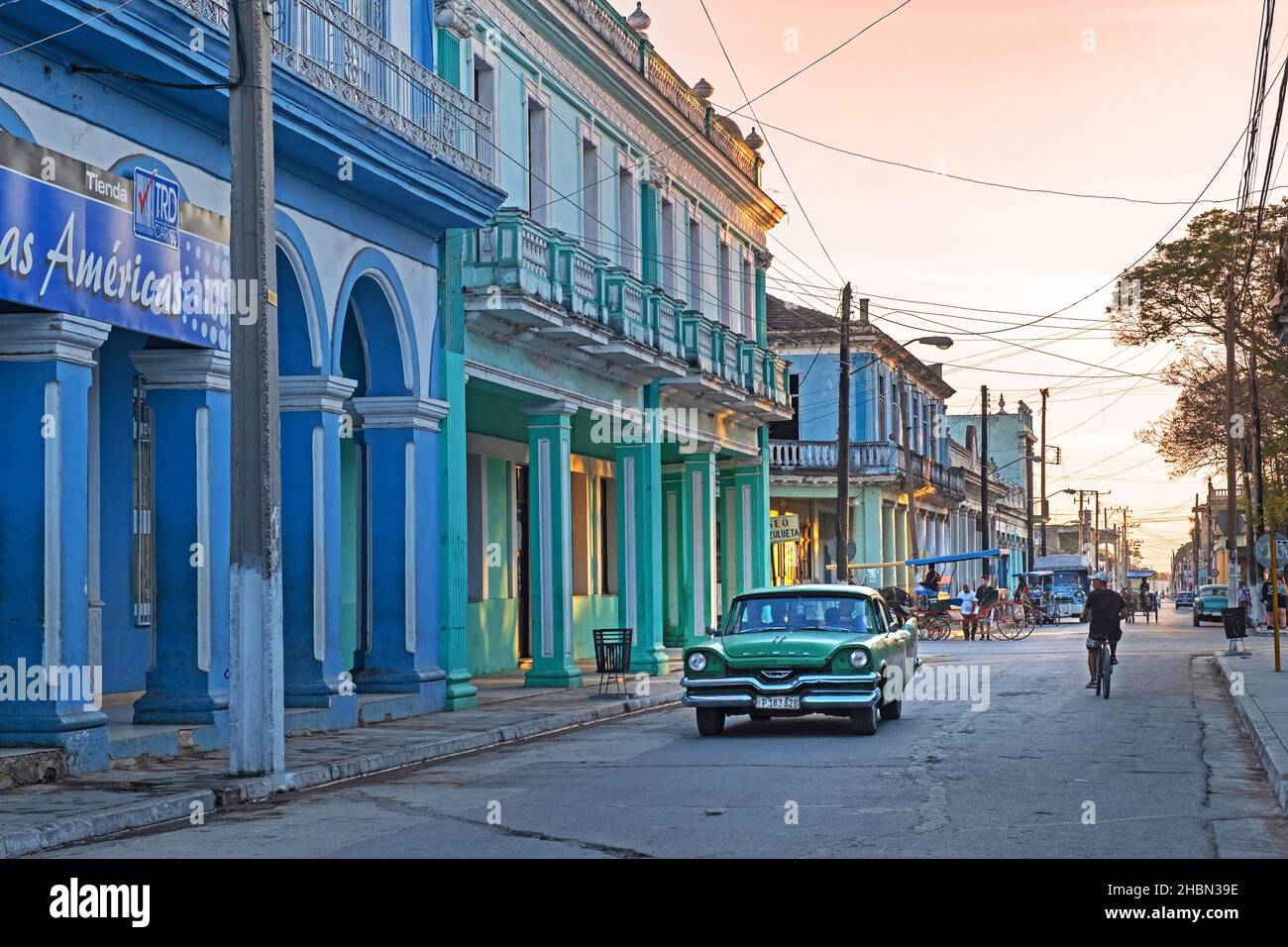 Voiture classique américaine 1950s Dodge Mayfair en traversant la rue au coucher du soleil dans la ville de Colón, province de Matanzas sur l'île de Cuba Banque D'Images