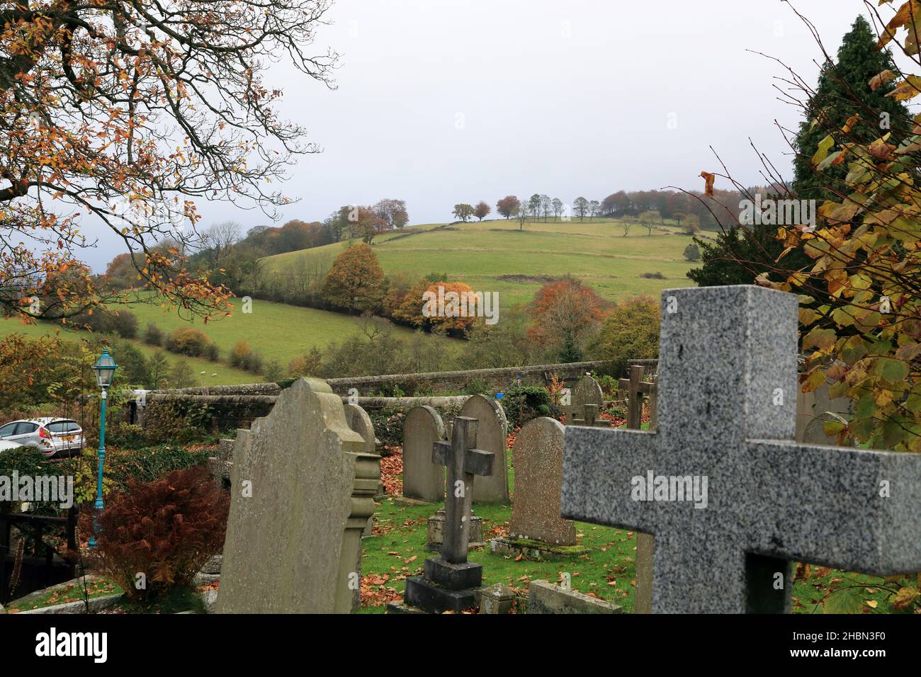 Vue d'automne sur le cimetière de St Michaels et de l'église All Angels jusqu'aux champs et à la colline de Church Bank, Hathersage, Hope Valley, Peak District, Derby Banque D'Images