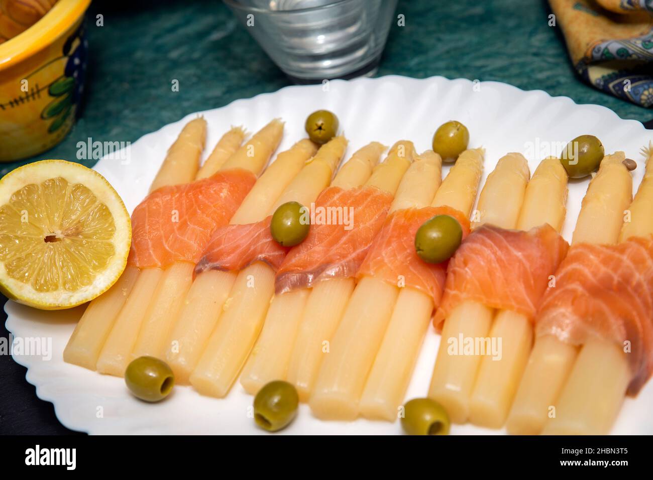 entrées de noël avec sparagus, saumon et olives vertes Banque D'Images