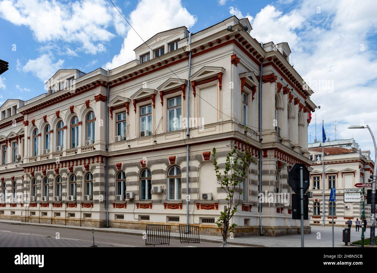 Bacău, Roumanie-2 mai 2021: Impressionnant bâtiment, monument historique, Palais administratif de Bacău, Moldova; vue latérale. Banque D'Images