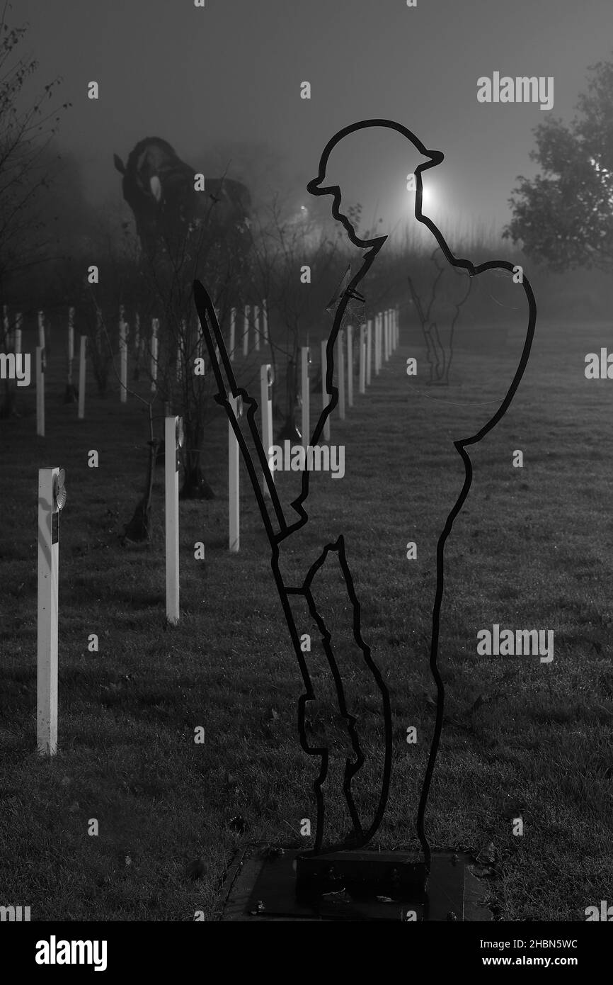 La sculpture du cheval de guerre et les silhouettes Tommy sur la forêt commémorative Mill Pond Meadow à Featherstone, West Yorkshire, Royaume-Uni Banque D'Images