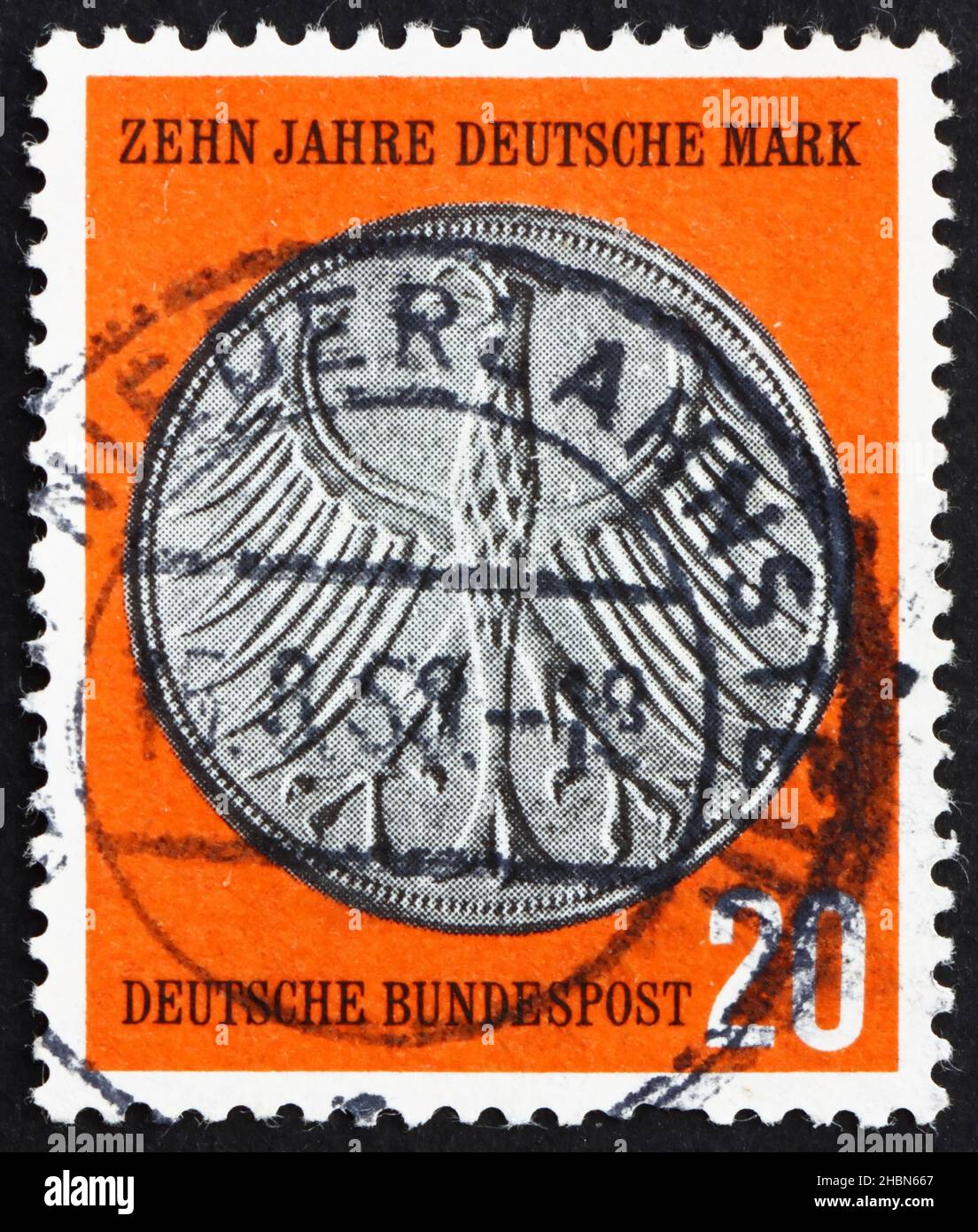 ALLEMAGNE - VERS 1958: Un timbre imprimé en Allemagne montre Heraldic Eagle 5M coin, 10th anniversaire de la réforme de la monnaie allemande, vers 1958 Banque D'Images