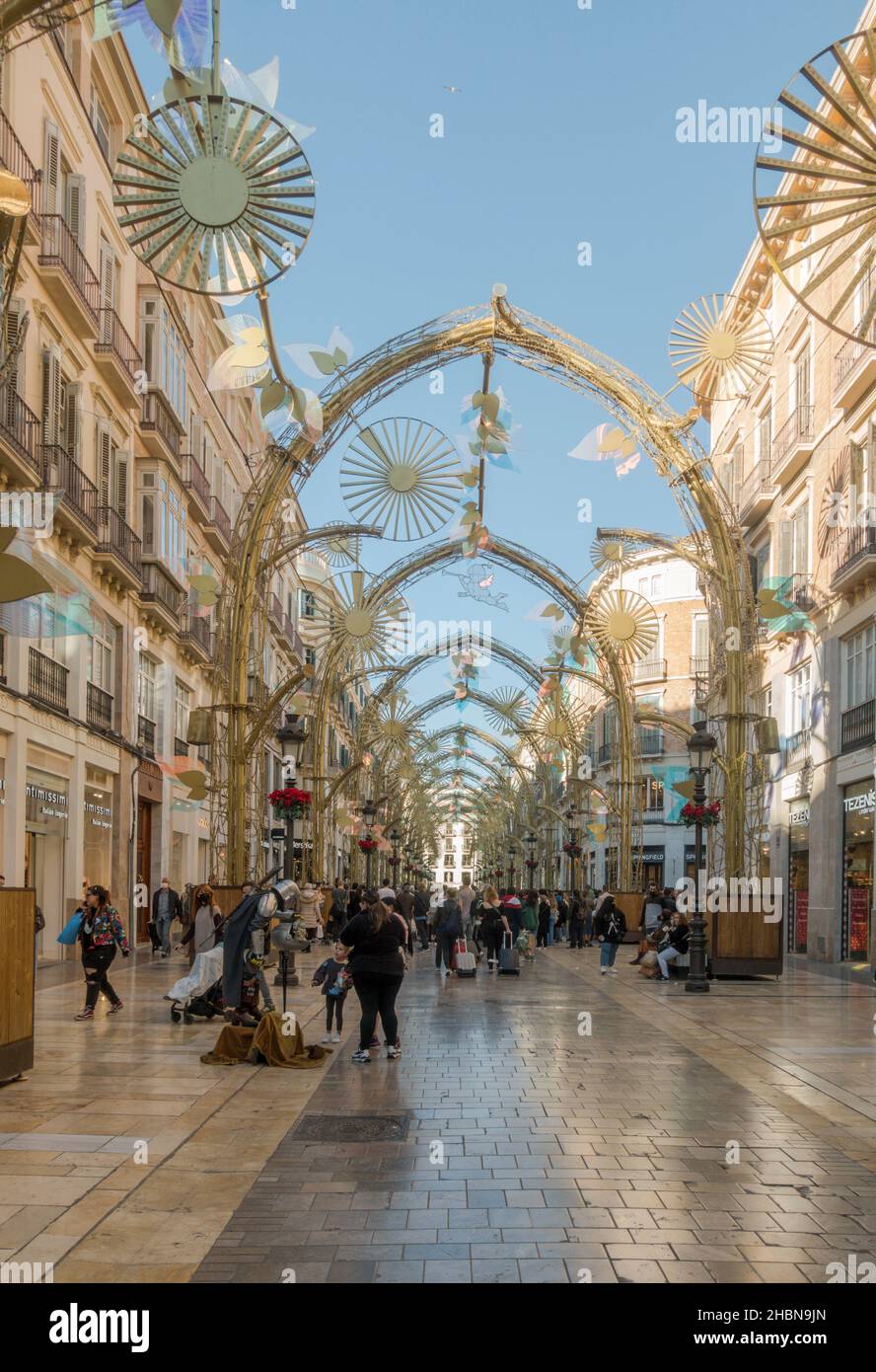 Noël lumières décoration, à la journée, Calle Larios, Malaga ville, Andalousie,Espagne.Décembre 2021. Banque D'Images