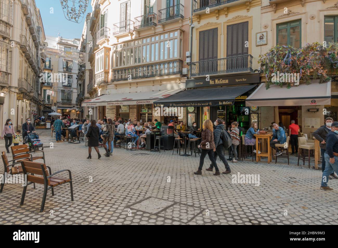 Malaga Espagne, terrasse animée avec des gens assis dans un bar pendant la saison de Noël, Malaga, Andalousie, Espagne, Europe Banque D'Images