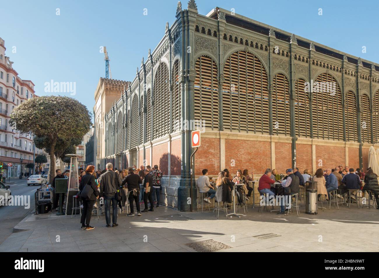 Malaga Espagne.Les personnes qui mangent sur la terrasse extérieure à Atarazanas, marché couvert, Andalousie, Espagne. Banque D'Images