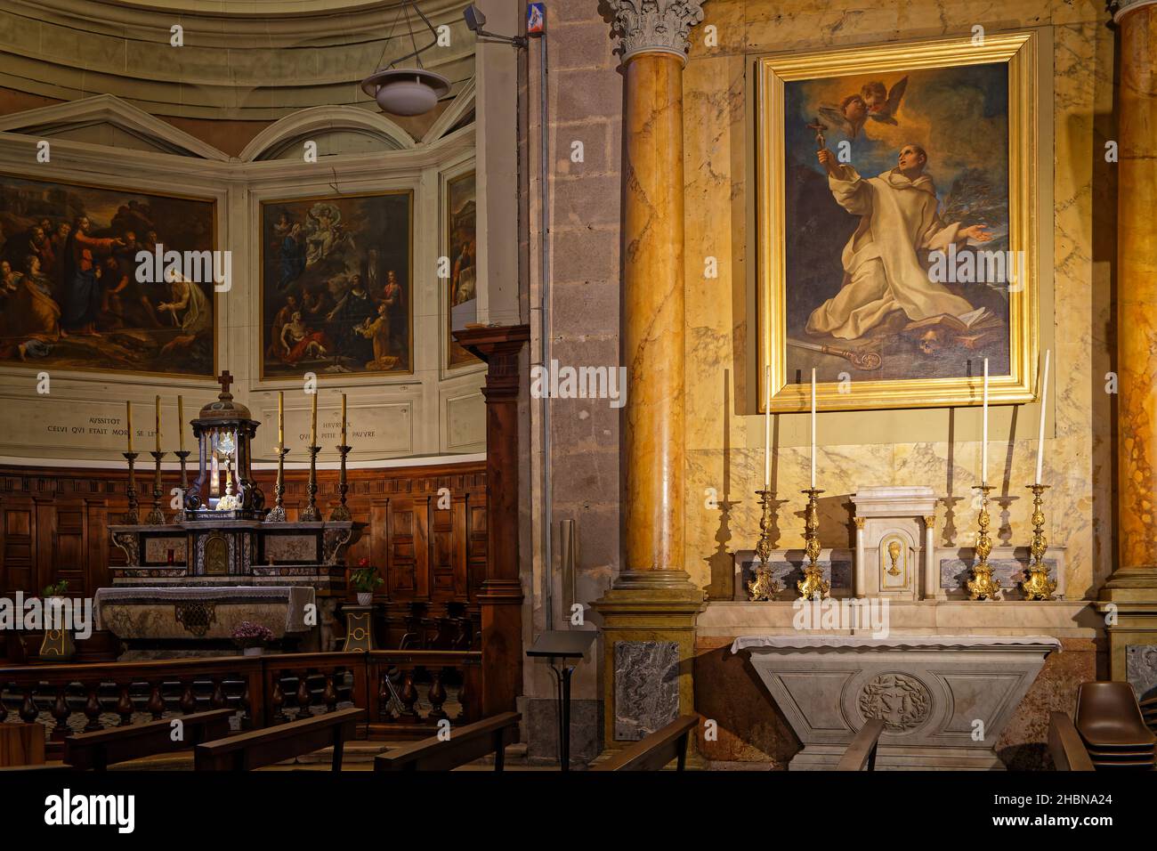 GRENOBLE, FRANCE, 3 décembre 2021 : intérieur de l'église Saint-Louis.L'église a été fondée à la fin du 17th siècle à la demande de l'évêque Banque D'Images