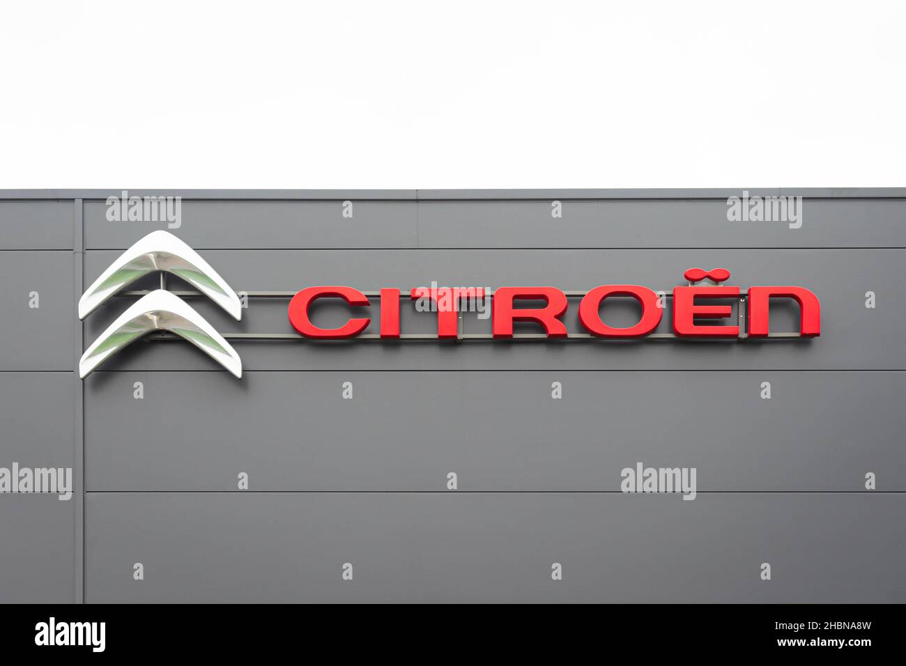 Logo et nom de la compagnie automobile Citroën au sommet d'un bâtiment. Banque D'Images