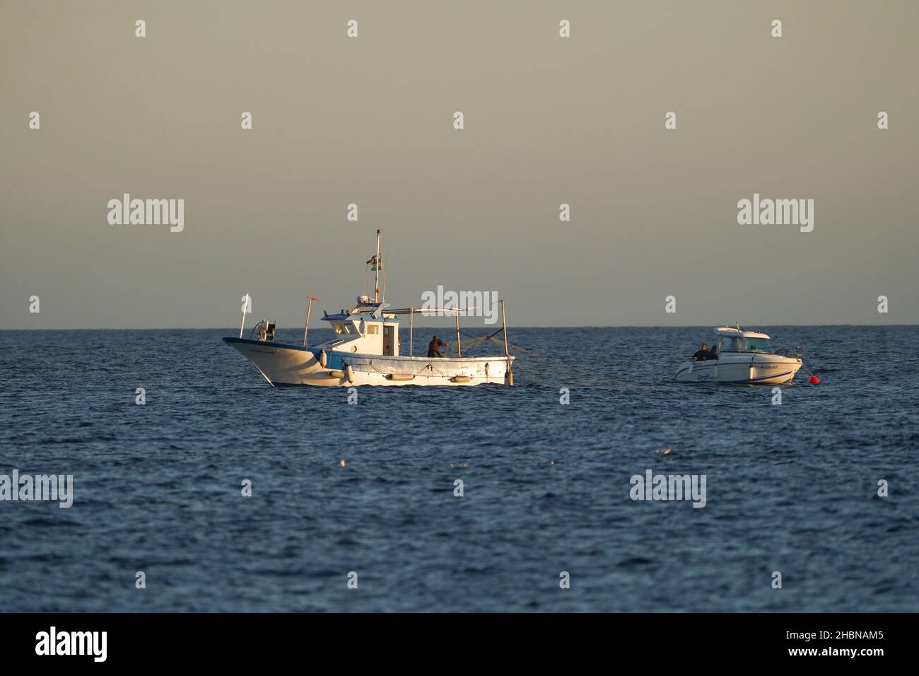 Seul seul, petit bateau de pêche en mer Méditerranée, l'Andalousie, Costa del Sol, Espagne. Banque D'Images