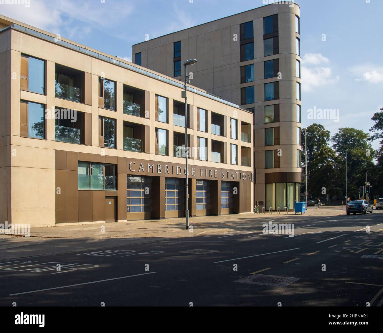 CAMBRIDGE, ROYAUME-UNI - 18 septembre 2021: Cambridge, Royaume-Uni - 18th septembre 2021: Cambridge Parkside Fire Station, nouveau bâtiment avec appartements sur le dessus.Bonjour Banque D'Images
