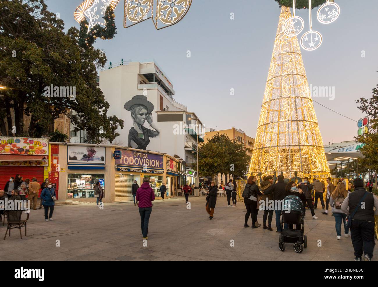Lumières de Noël et décoration d'arbre dans le centre de Torremolinos, Andalousie, Espagne. Banque D'Images