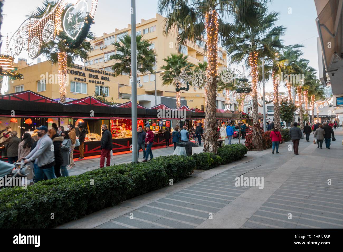 Lumières et décorations de Noël dans le centre de Torremolinos, Andalousie, Espagne. Banque D'Images