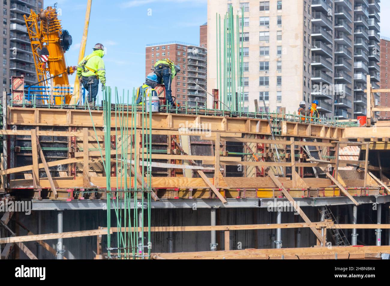 Coffrage et ouvriers de construction sur le chantier de construction à Coney Island Brooklyn NYC aquarium New york NY usa Banque D'Images