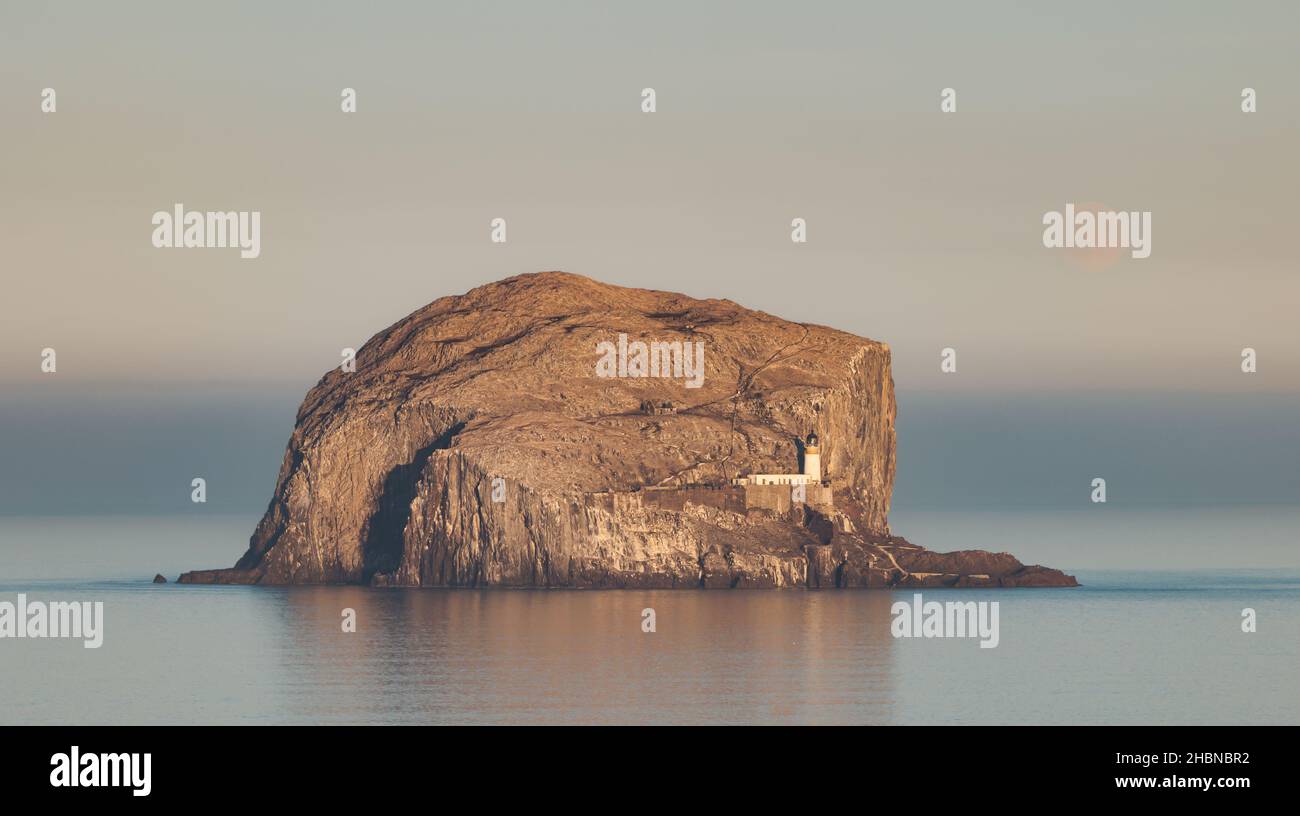 Bass Rock avec voile et voile et pleine lune, Firth of Forth, Écosse, Royaume-Uni Banque D'Images