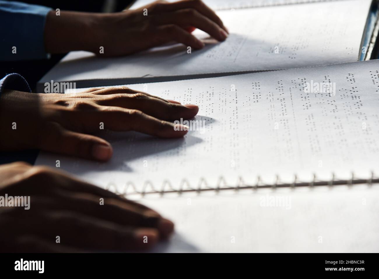 Les élèves apprennent à l'école Louis Braille Memorial située dans la région de Makhla à Hooghly, dans le Bengale occidental.L'école offre des services aux personnes de toutes les catégories de handicaps, en particulier pour les aveugles.Une formation professionnelle est fournie aux personnes handicapées dans des environnements industriels simulés.Inde. Banque D'Images