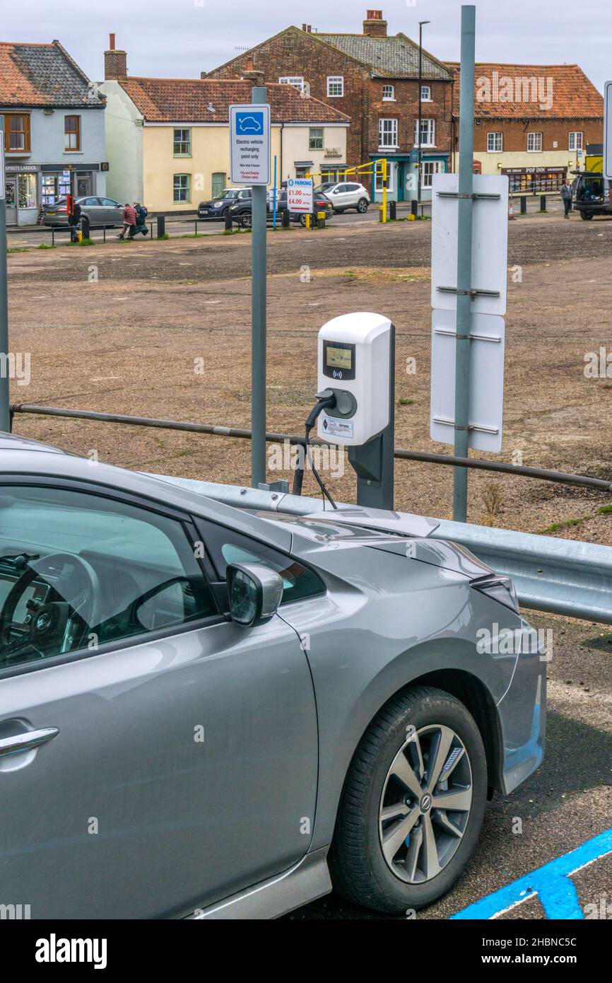 Une voiture électrique Nissan se recharge aux points de recharge publics de Wells-Next-the-Sea sur la côte nord de Norfolk. Banque D'Images