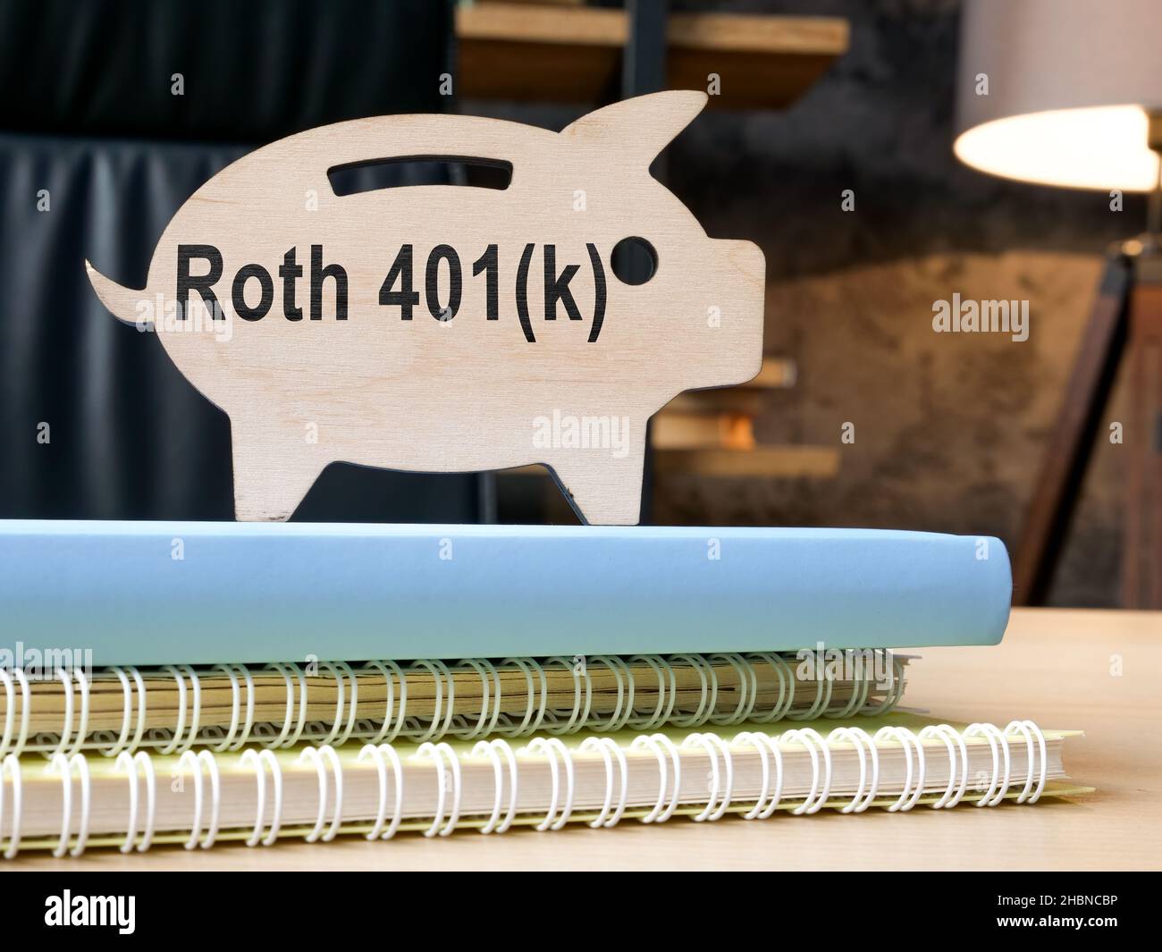 Plan Roth 401k écrit sur la tirelire. Banque D'Images