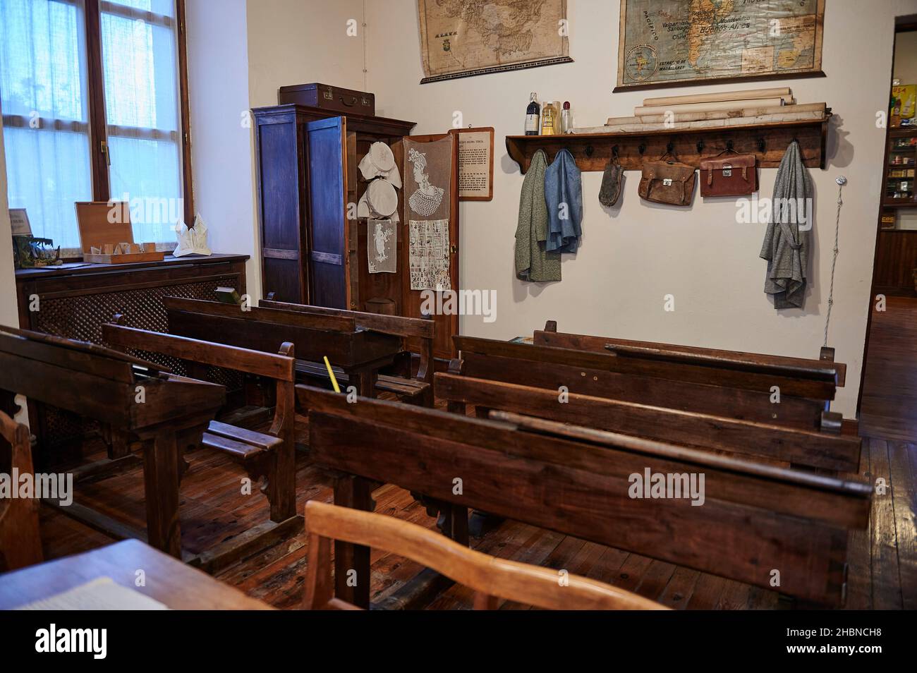 Cours d'école ancienne avec bureau typique en bois et bancs dans le musée ethnographique d'Artziniega, Alava, pays Basque Banque D'Images