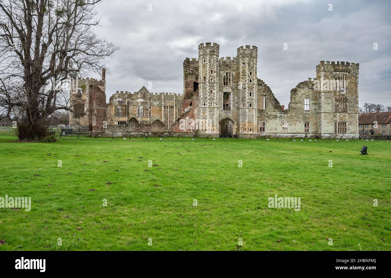 Les ruines du patrimoine de Cowdray, vestiges d'une maison Tudor à côté de Cowdray House à Midhurst, West Sussex, Angleterre, Royaume-Uni. Souvent appelé à tort Château de Cowdray. Banque D'Images