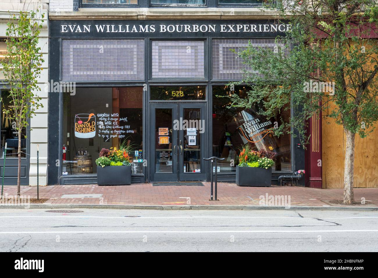 Louisville, KY - 11 septembre 2021 : Evan Williams Bourbon Experience on Whiskey Row fait partie de la piste urbaine de Bourbon et présente le plus grand r du monde Banque D'Images