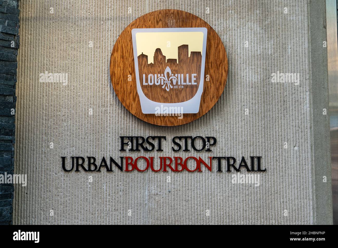 Louisville, Kentucky - 11 septembre 2021 : panneau au restaurant Sway du Hyatt Regency Louisville pour la piste urbaine Bourbon Trail. Banque D'Images