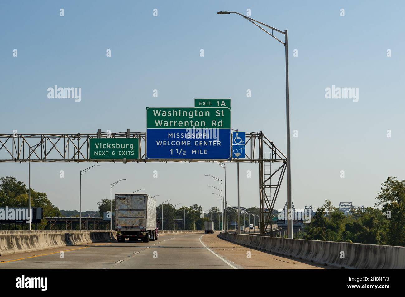 Delta, Louisiane - 23 octobre 2021 : signalisation sur la route I-20 pour les sorties de Vicksburg et le Mississippi Welcome Center. Banque D'Images