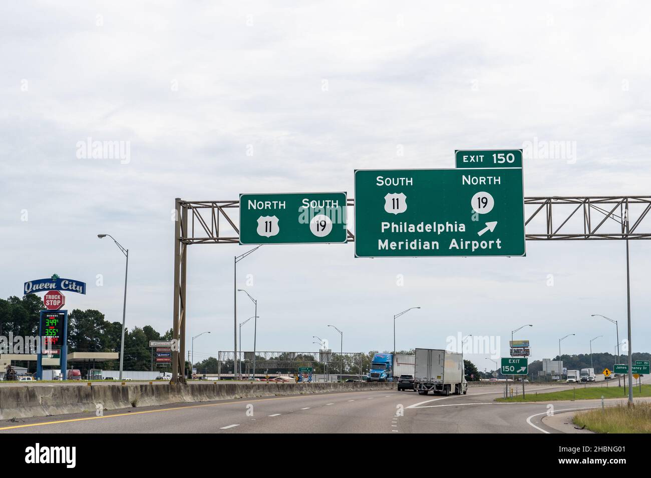 Meridian, Mississippi - 24 octobre 2021 : panneaux à la sortie 150 de l'I-20 pour Philadelphie, Mississippi et l'aéroport de Meridian via les routes 11 et 19. Banque D'Images