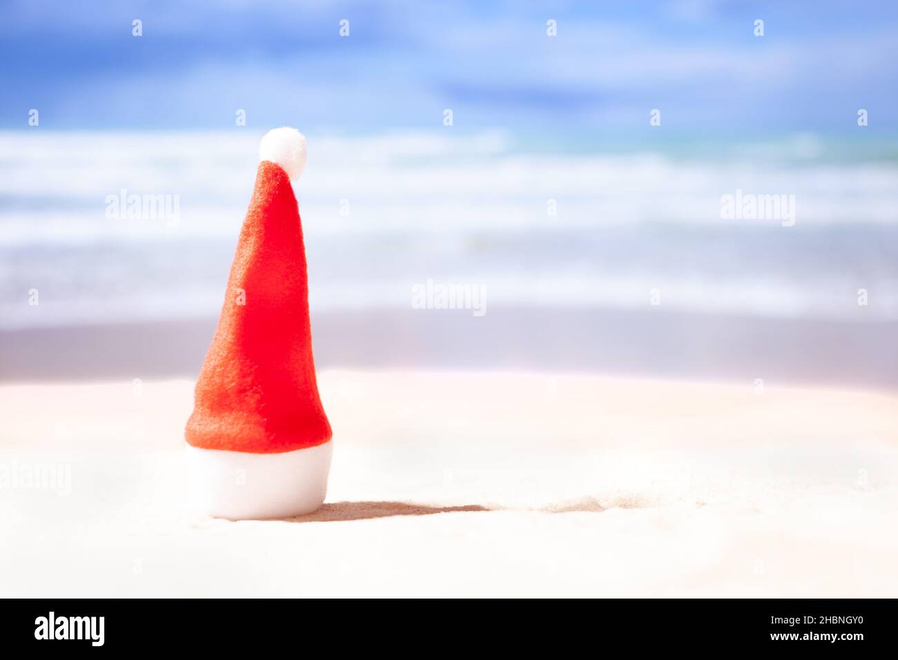 Nouvel an sur la plage.Un chapeau de Noël sur la plage avec la toile de fond de l'océan, espace de copie Banque D'Images