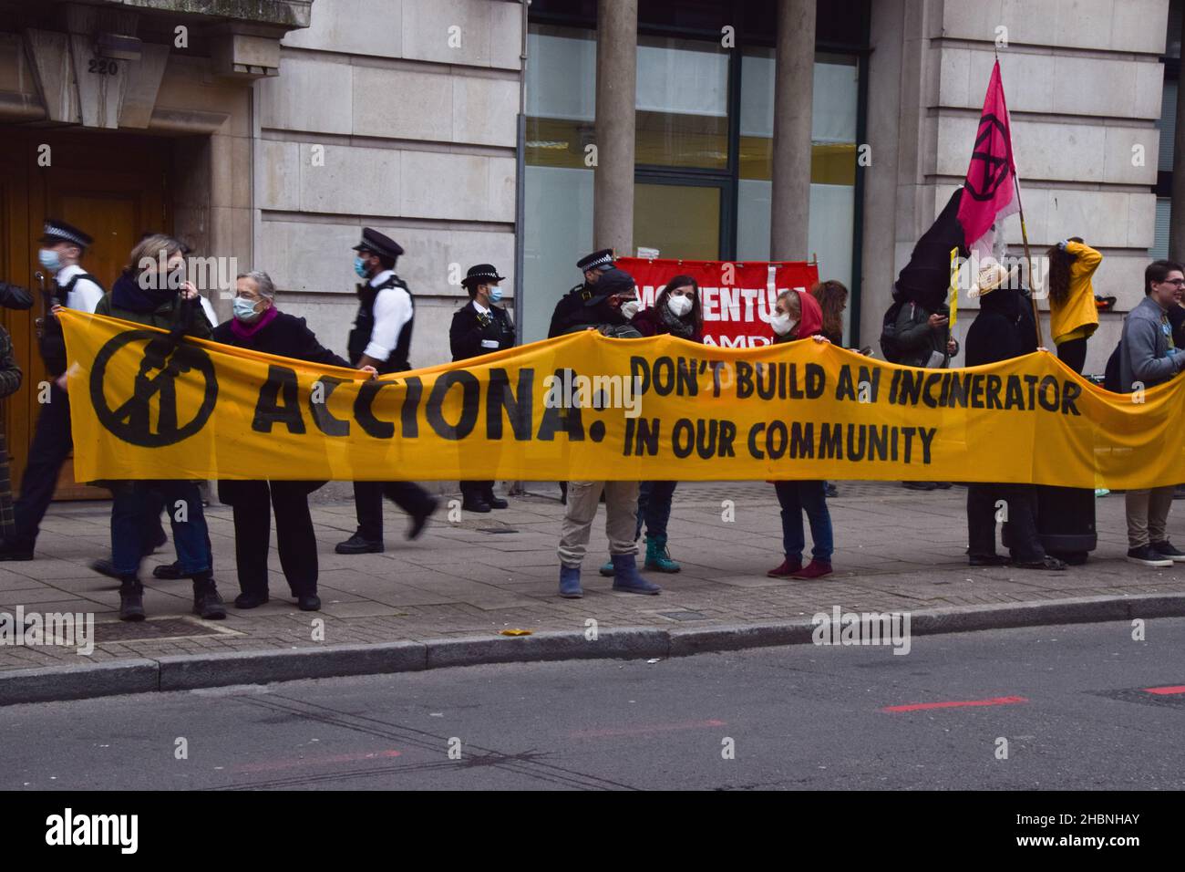 Londres, Royaume-Uni 16th décembre 2021.Des militants se sont rassemblés devant les bureaux du Conseil de Camden et ont bloqué les rues de Camden pour protester contre le nouvel incinérateur d'Edmonton, qui augmentera la pollution et que les manifestants appellent le « racisme environnemental ». Banque D'Images