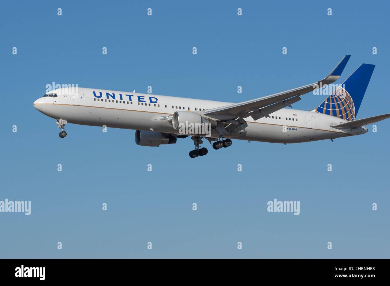 Boeing 767-322(ER) de United Airlines immatriculé N652UA arrivant à LAX, aéroport international de Los Angeles. Banque D'Images