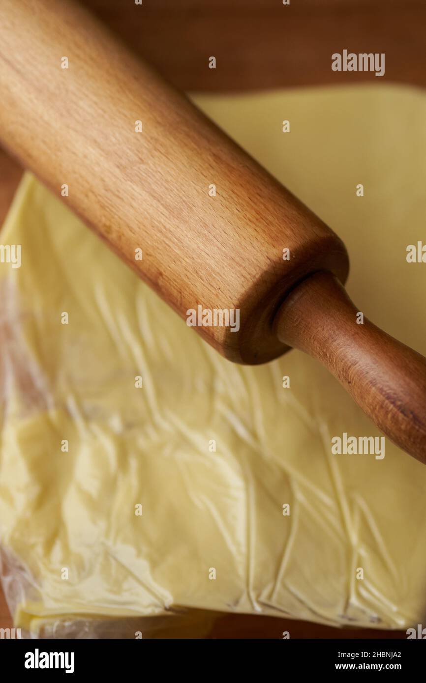 broche roulante sur le beurre emballée dans un sac transparent Banque D'Images