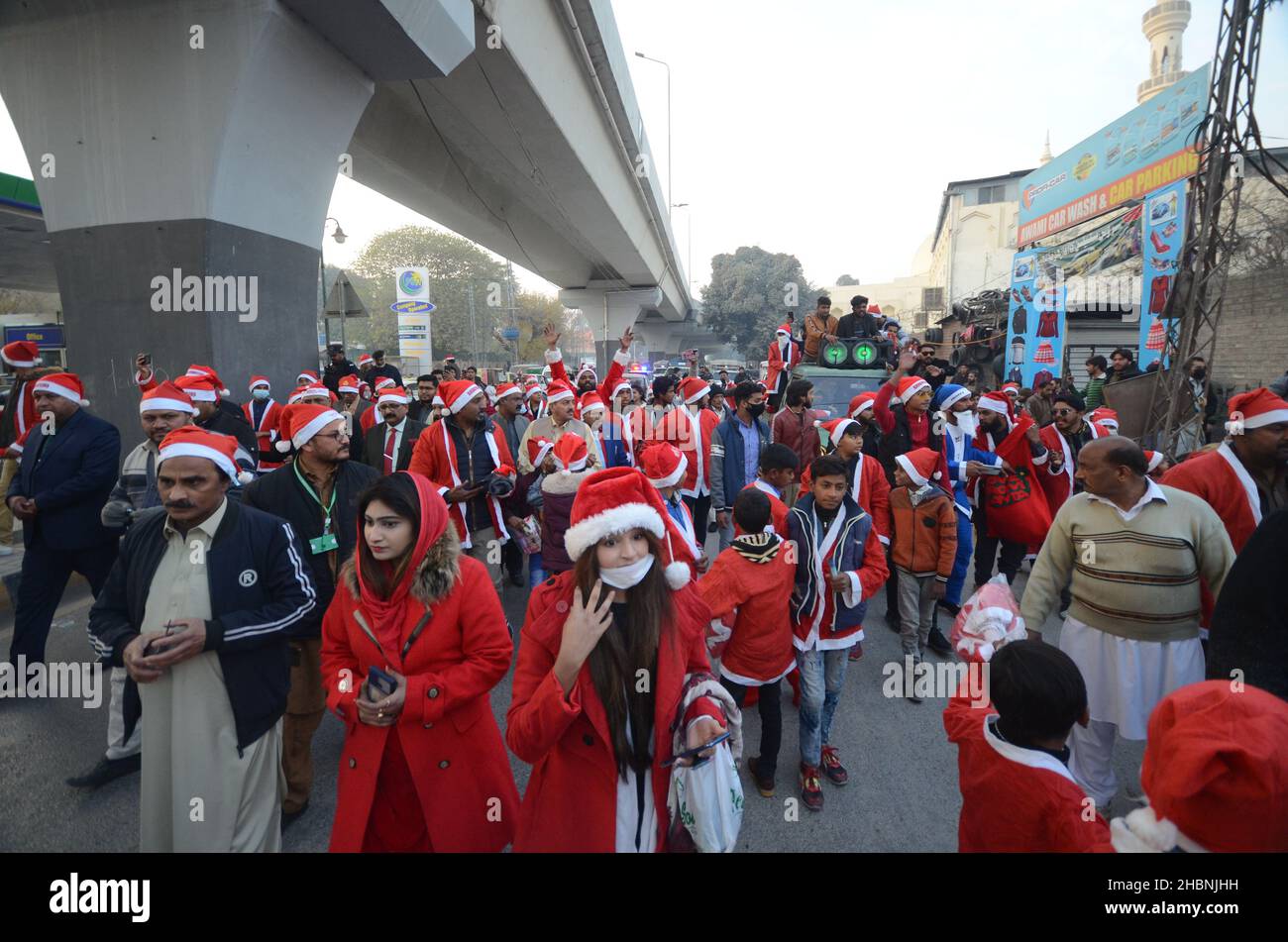 Peshawar, Pakistan.20th décembre 2021.Les membres de la minorité chrétienne du Pakistan vêtus des clauses de Santa prennent part à un rassemblement avant Noël dans une rue de Peshawar.Le Pakistan est un pays musulman à majorité sunnite avec quatre millions de chrétiens sur une population totale d'environ 200 millions d'habitants.(Photo de Hussain Ali/Pacific Press) crédit: Pacific Press Media production Corp./Alay Live News Banque D'Images