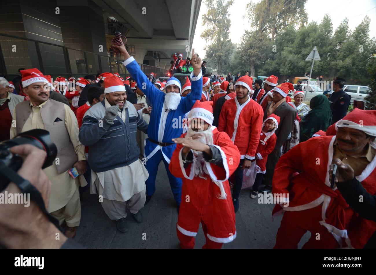 Peshawar, Pakistan.20th décembre 2021.Les membres de la minorité chrétienne du Pakistan vêtus des clauses de Santa prennent part à un rassemblement avant Noël dans une rue de Peshawar.Le Pakistan est un pays musulman à majorité sunnite avec quatre millions de chrétiens sur une population totale d'environ 200 millions d'habitants.(Photo de Hussain Ali/Pacific Press) crédit: Pacific Press Media production Corp./Alay Live News Banque D'Images