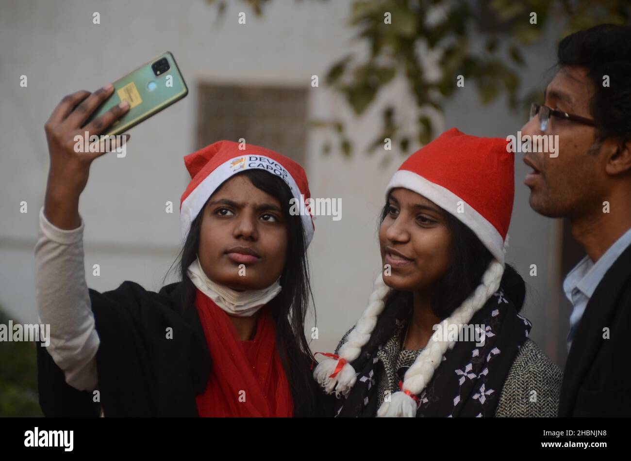 Peshawar, Pakistan.20th décembre 2021.Les membres de la minorité chrétienne du Pakistan vêtus des clauses de Santa prennent part à un rassemblement avant Noël dans une rue de Peshawar.Le Pakistan est un pays musulman à majorité sunnite avec quatre millions de chrétiens sur une population totale d'environ 200 millions d'habitants.(Photo de Hussain Ali/Pacific Press) crédit: Pacific Press Media production Corp./Alay Live News Banque D'Images