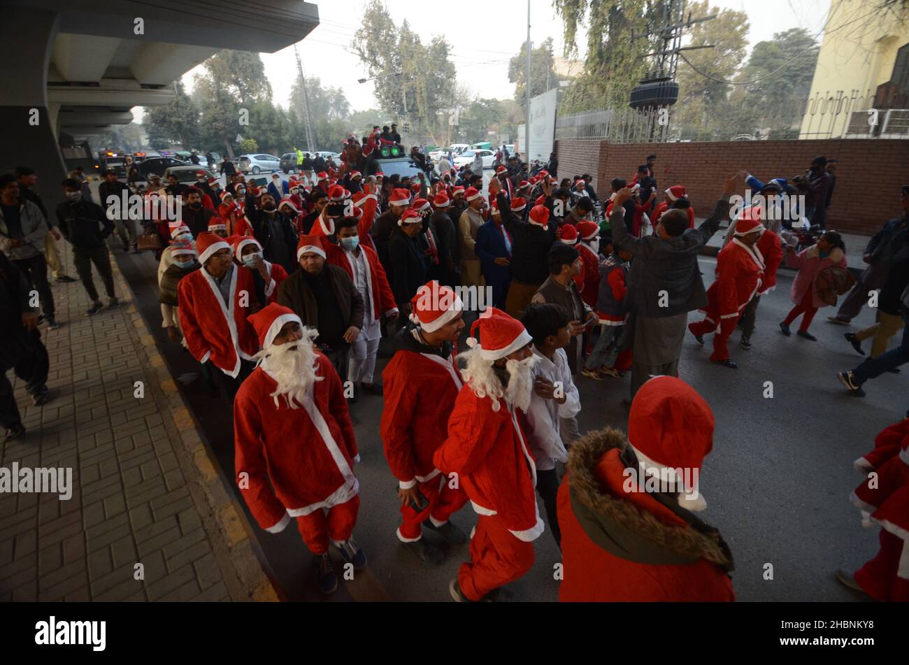 Peshawar, Peshawar, Pakistan.20th décembre 2021.Les membres de la minorité chrétienne du Pakistan vêtus des clauses de Santa prennent part à un rassemblement avant Noël dans une rue de Peshawar.Le Pakistan est un pays musulman à majorité sunnite avec quatre millions de chrétiens sur une population totale d'environ 200 millions d'habitants.(Image de crédit : © Hussain Ali/Pacific Press via ZUMA Press Wire) Banque D'Images