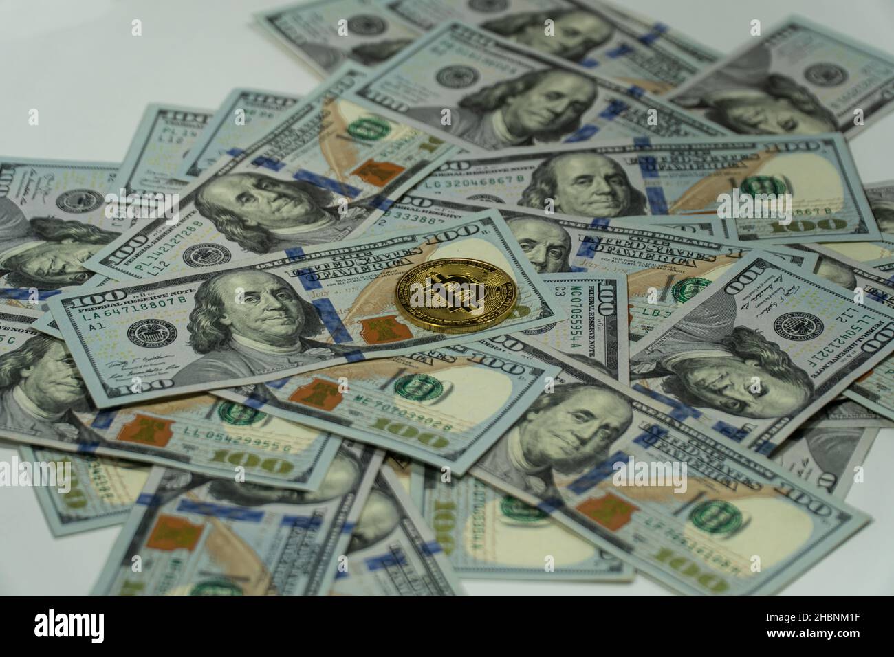 Bitcoin sur cent dollars, or symbolique Bitcoin sur cent dollars, fond blanc Banque D'Images