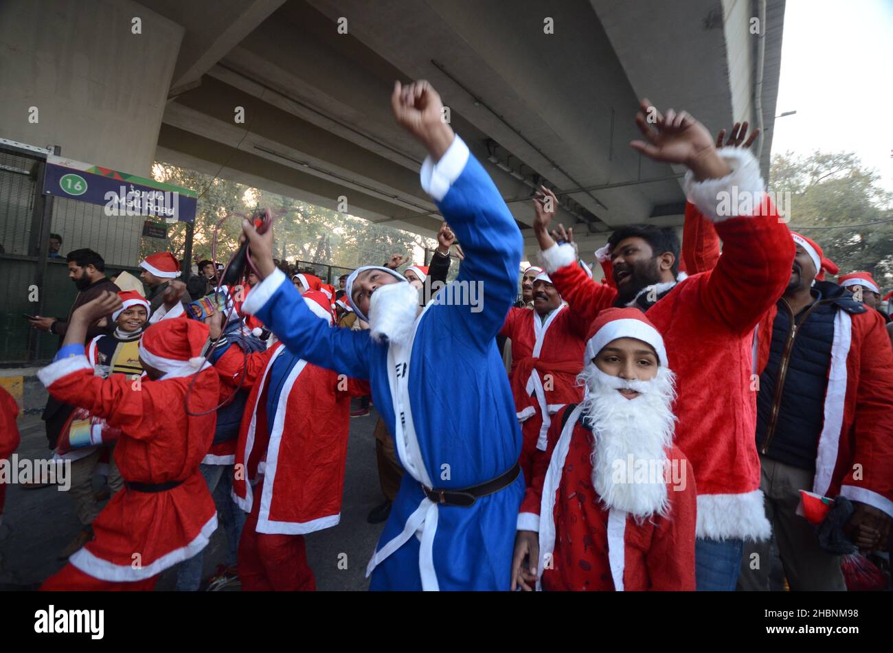 Peshawar, Peshawar, Pakistan.20th décembre 2021.Les membres de la minorité chrétienne du Pakistan vêtus des clauses de Santa prennent part à un rassemblement avant Noël dans une rue de Peshawar.Le Pakistan est un pays musulman à majorité sunnite avec quatre millions de chrétiens sur une population totale d'environ 200 millions d'habitants.(Image de crédit : © Hussain Ali/Pacific Press via ZUMA Press Wire) Banque D'Images