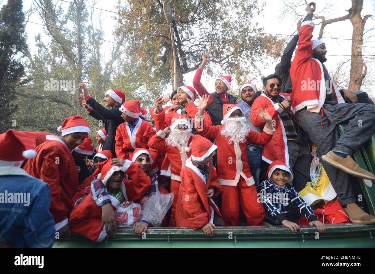 Peshawar, Peshawar, Pakistan.20th décembre 2021.Les membres de la minorité chrétienne du Pakistan vêtus des clauses de Santa prennent part à un rassemblement avant Noël dans une rue de Peshawar.Le Pakistan est un pays musulman à majorité sunnite avec quatre millions de chrétiens sur une population totale d'environ 200 millions d'habitants.(Image de crédit : © Hussain Ali/Pacific Press via ZUMA Press Wire) Banque D'Images