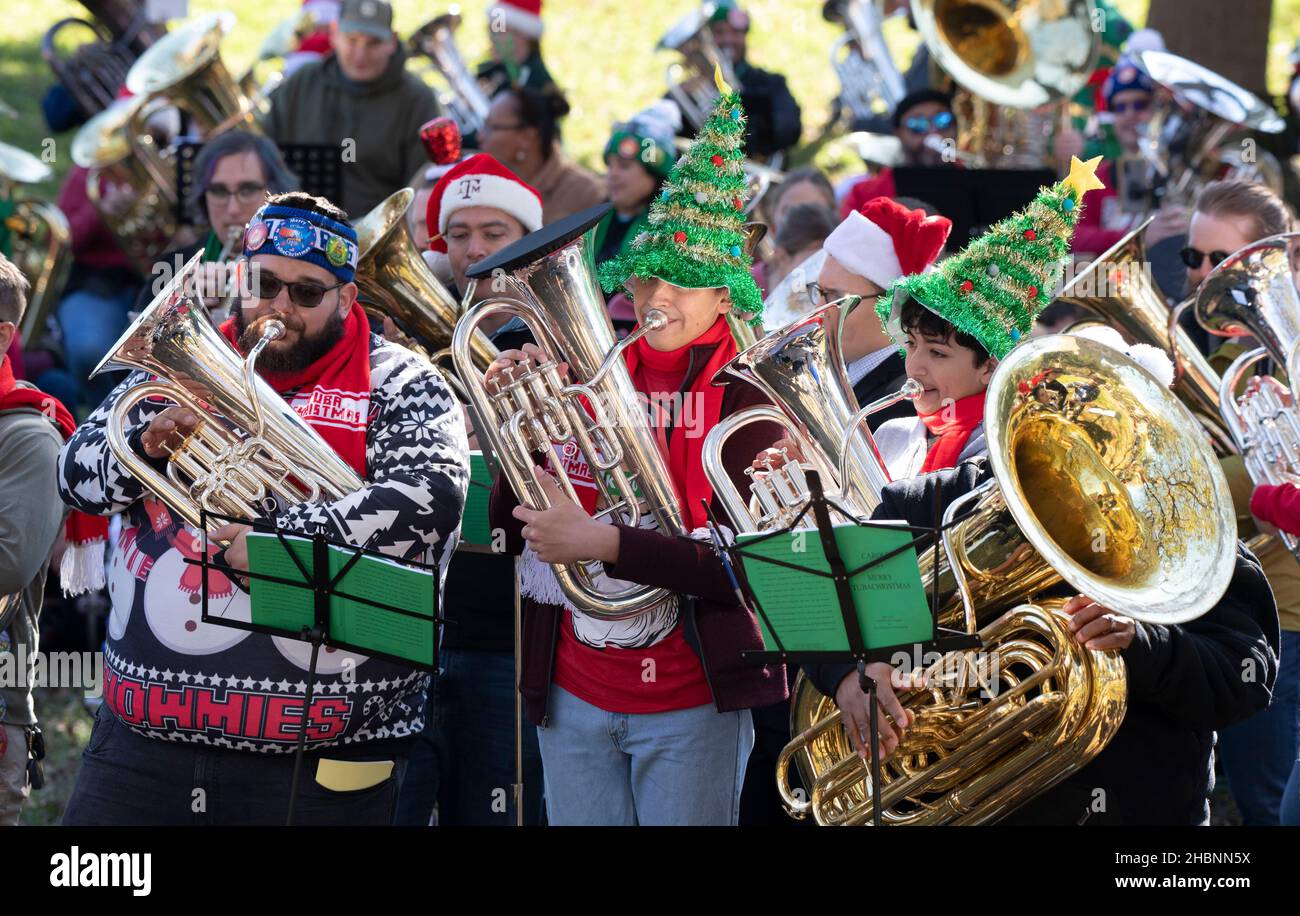 Des musiciens de tous âges se rassemblent au Texas Capitol pour jouer les fêtes de Noël préférées dans un concert de Noël traditionnel de Tuba.Le TUBACHRSTMAS à l'échelle nationale a été créé en 1974 au Rockefeller Center de New York.Crédit : Bob Daemmrich/Alay Live News Banque D'Images