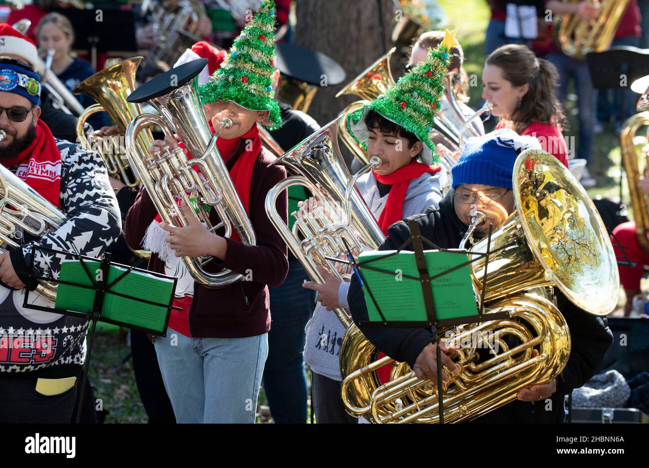 Des musiciens de tous âges se rassemblent au Texas Capitol pour jouer les fêtes de Noël préférées dans un concert de Noël traditionnel de Tuba.Le TUBACHRSTMAS à l'échelle nationale a été créé en 1974 au Rockefeller Center de New York.Crédit : Bob Daemmrich/Alay Live News Banque D'Images
