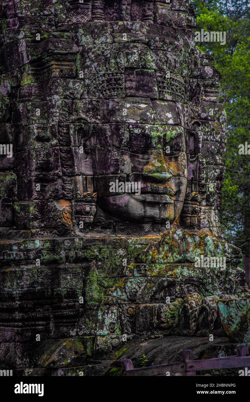 Temple Bayon, temple bouddhiste khmer à Angkor au Cambodge.Le temple est recouvert de pierres du roi bouddhiste Mahayana Jayavarman VI Banque D'Images