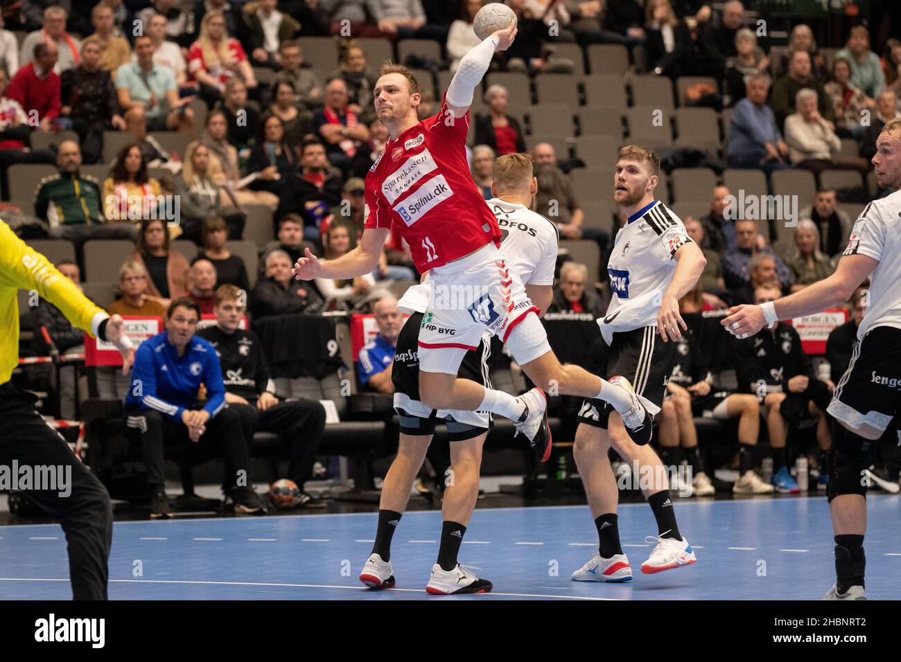 Aalborg, Danemark.18th, décembre 2021.Lukas Sandell (11) de Aalborg Handball vu dans le match danois HTH Herreligia entre Aalborg Handball et Bjerringbro-Silkeborg Handball à Jutlander Bank Arena à Aalborg.(Crédit photo : Gonzales photo – Balazs Popal). Banque D'Images